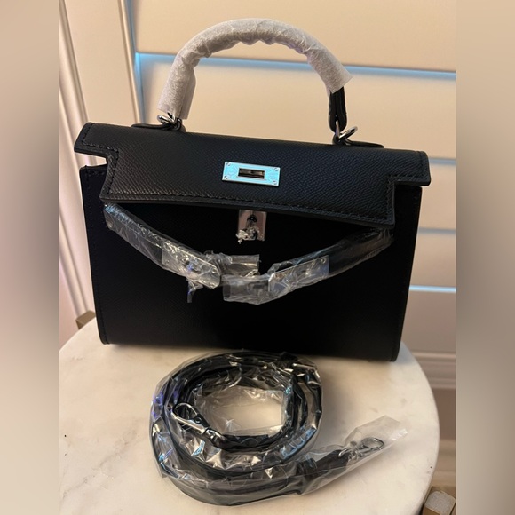 Handbags - Elegant Black Handbag